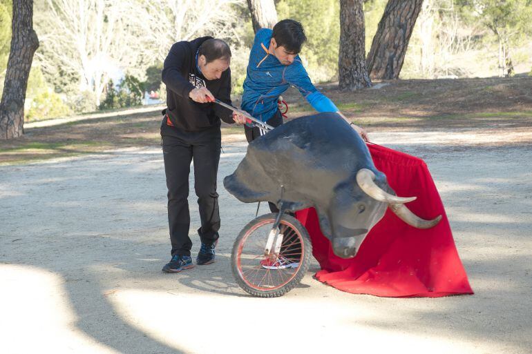 Dos hombres practicando en las instalaciones de la escuela de Tauromaquia &#039;Marcial Lalanda&#039; en la Venta del Batán