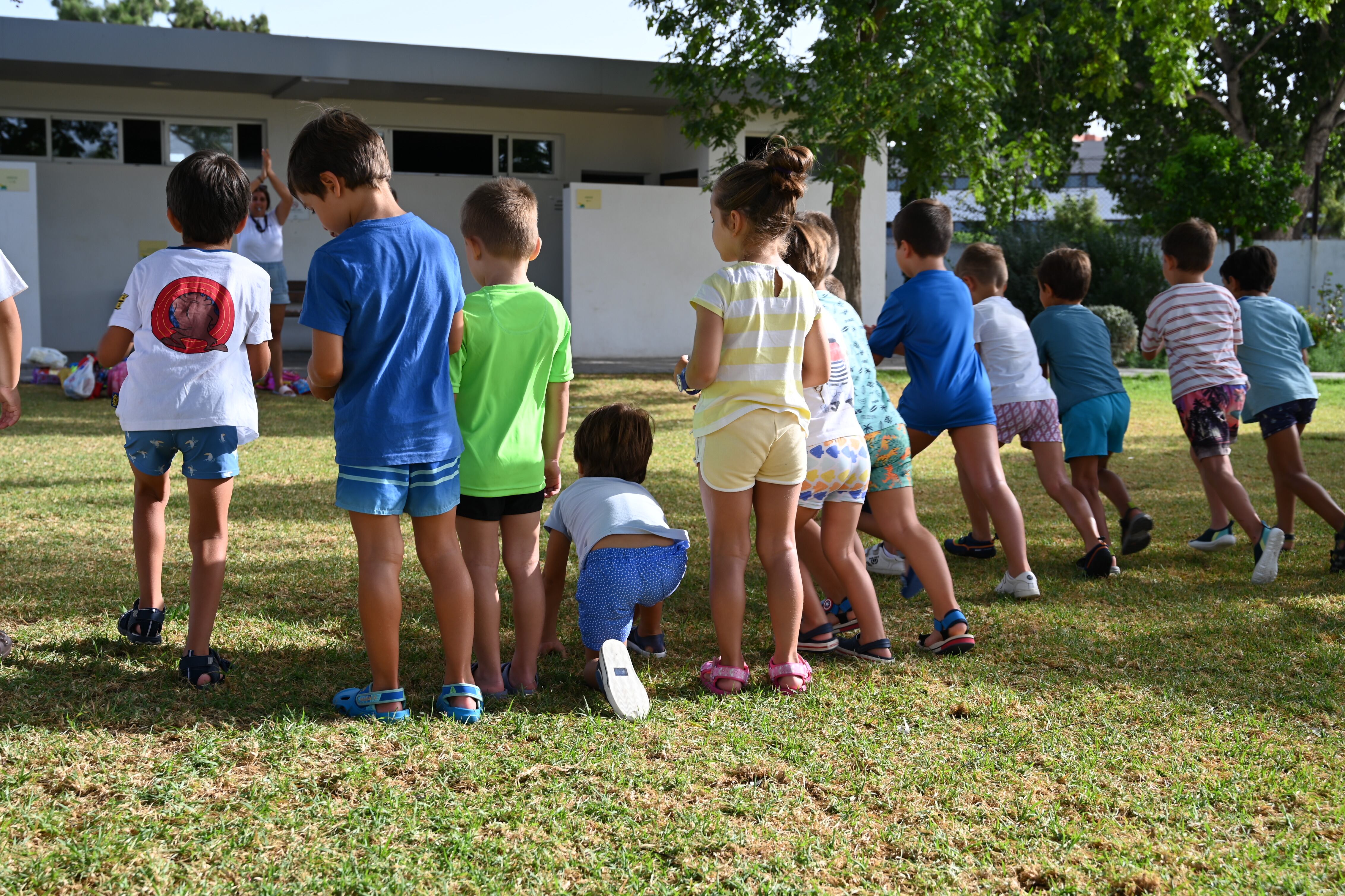 Niños disfrutando del campus en Arena Village