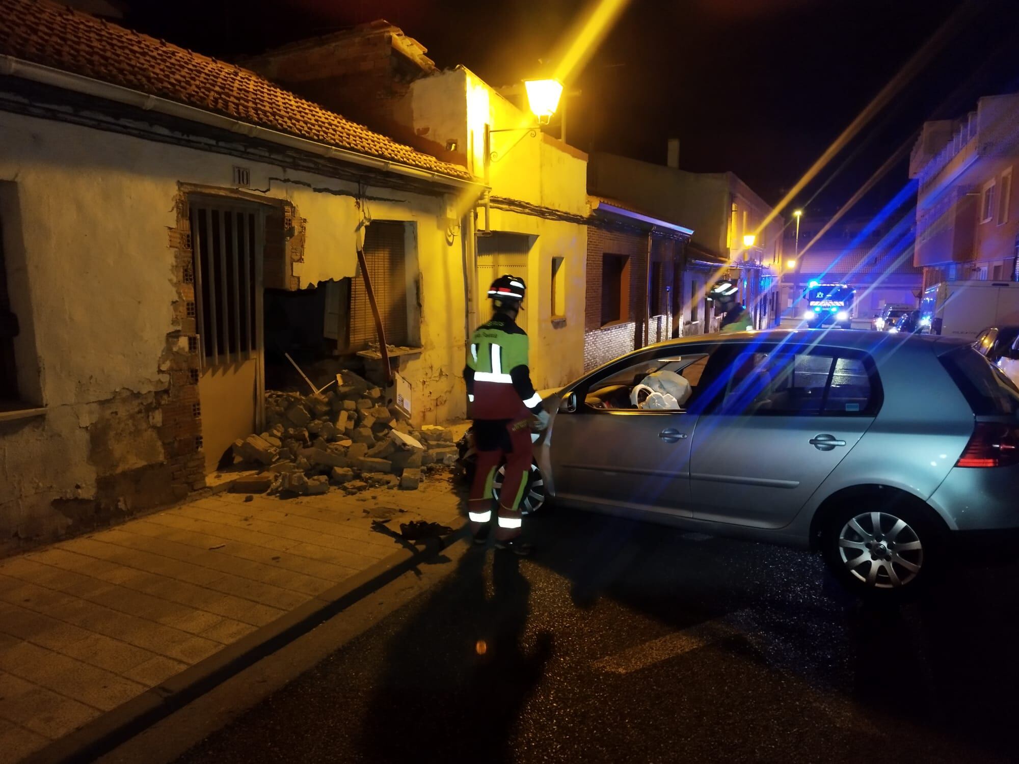Estrella su coche contra otro vehículo y una vivienda y da positivo en alcoholemia en Palencia
