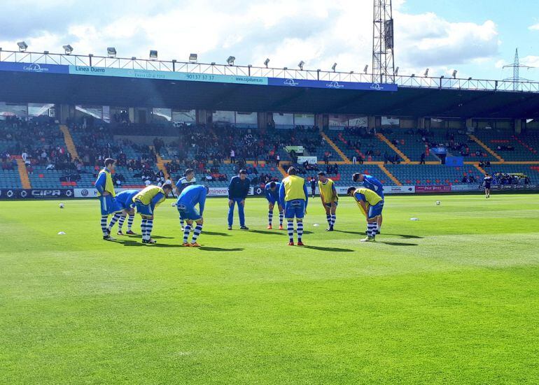 El equipo blanquiazul durante el calentamiento sobre el césped de El Helmántico.