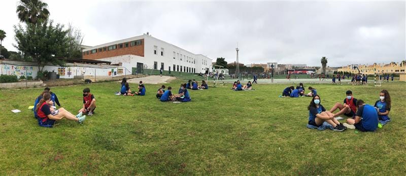 Alumnos del Colegio Los Pinos en una actividad al aire libre