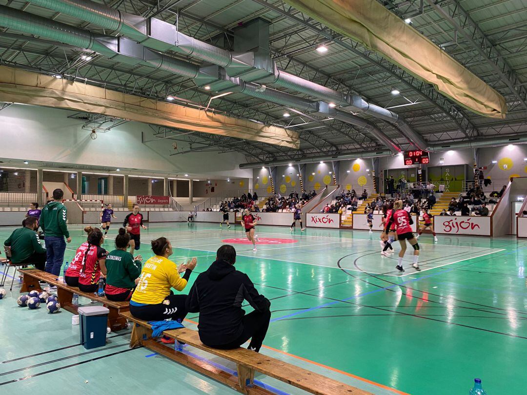 Primeros minutos del partido en Gijón.