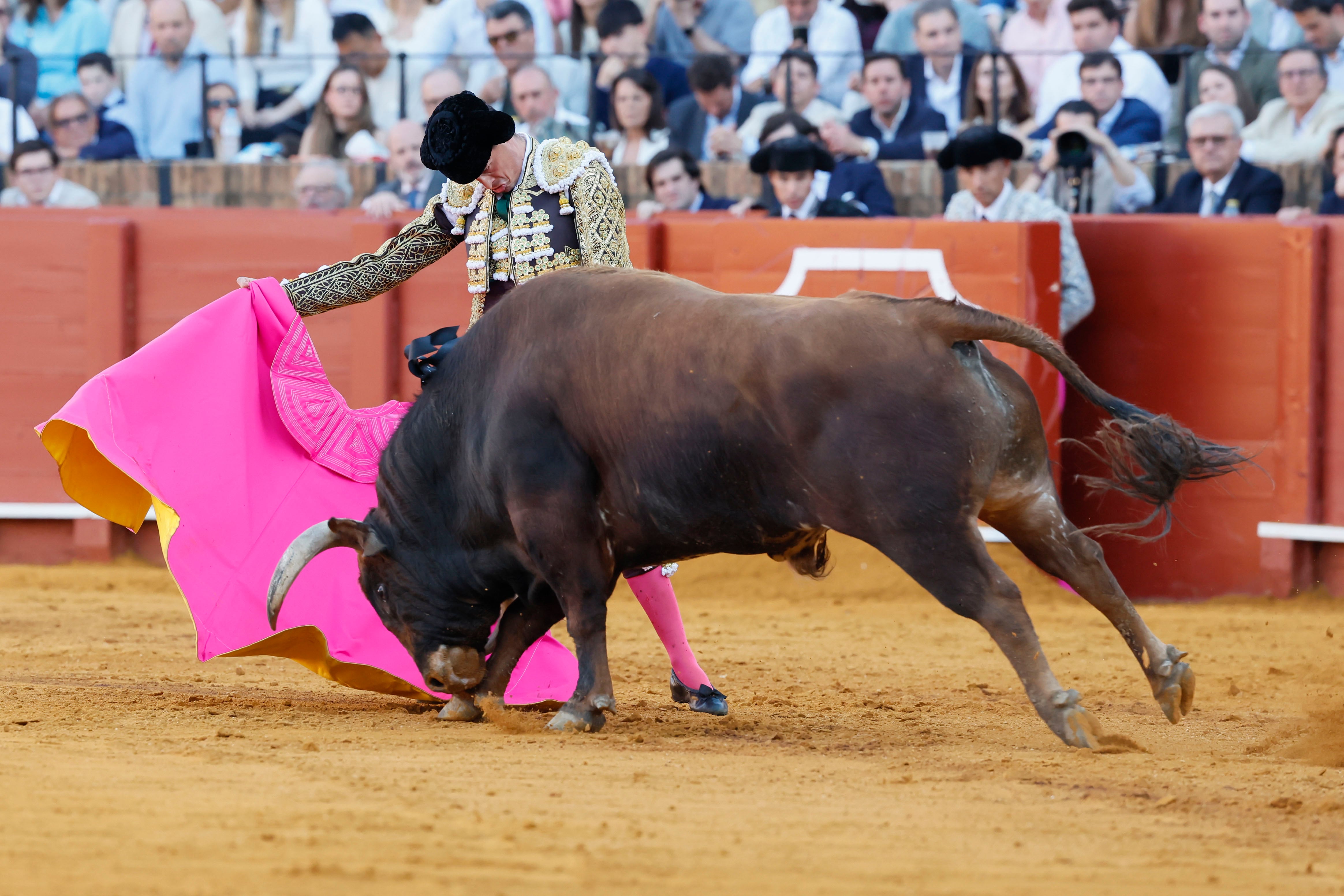SEVILLA, 15/04/2026.- El diestro David Galván da un pase con el capote al segundo de los de su lote, durante el festejo de la Feria de Abril celebrado este miércoles en La Maestranza, en Sevilla. EFE/José Manuel Vidal