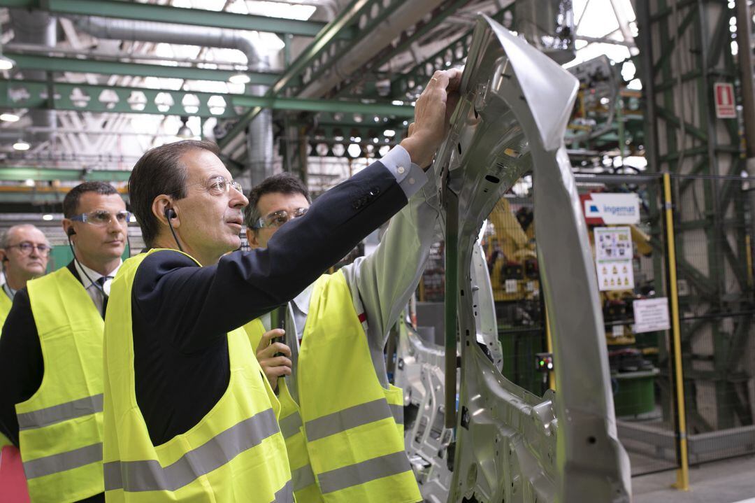 El consejero de Empleo e Industria, Germán Barrios, durante su visita a las instalaciones de NISSAN en Ávila