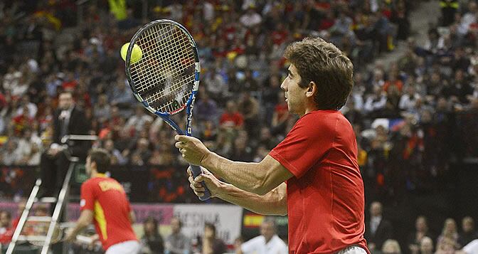 Marc López devuelve una bola durante el partido de dobles de la final de la Davis