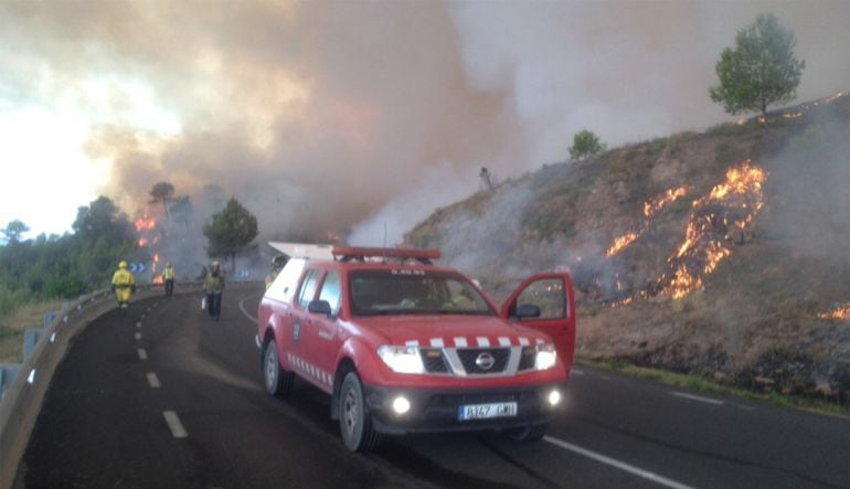 Imagen de los Bomberos de la Generalitat trabajando en el incendio de Òdena 