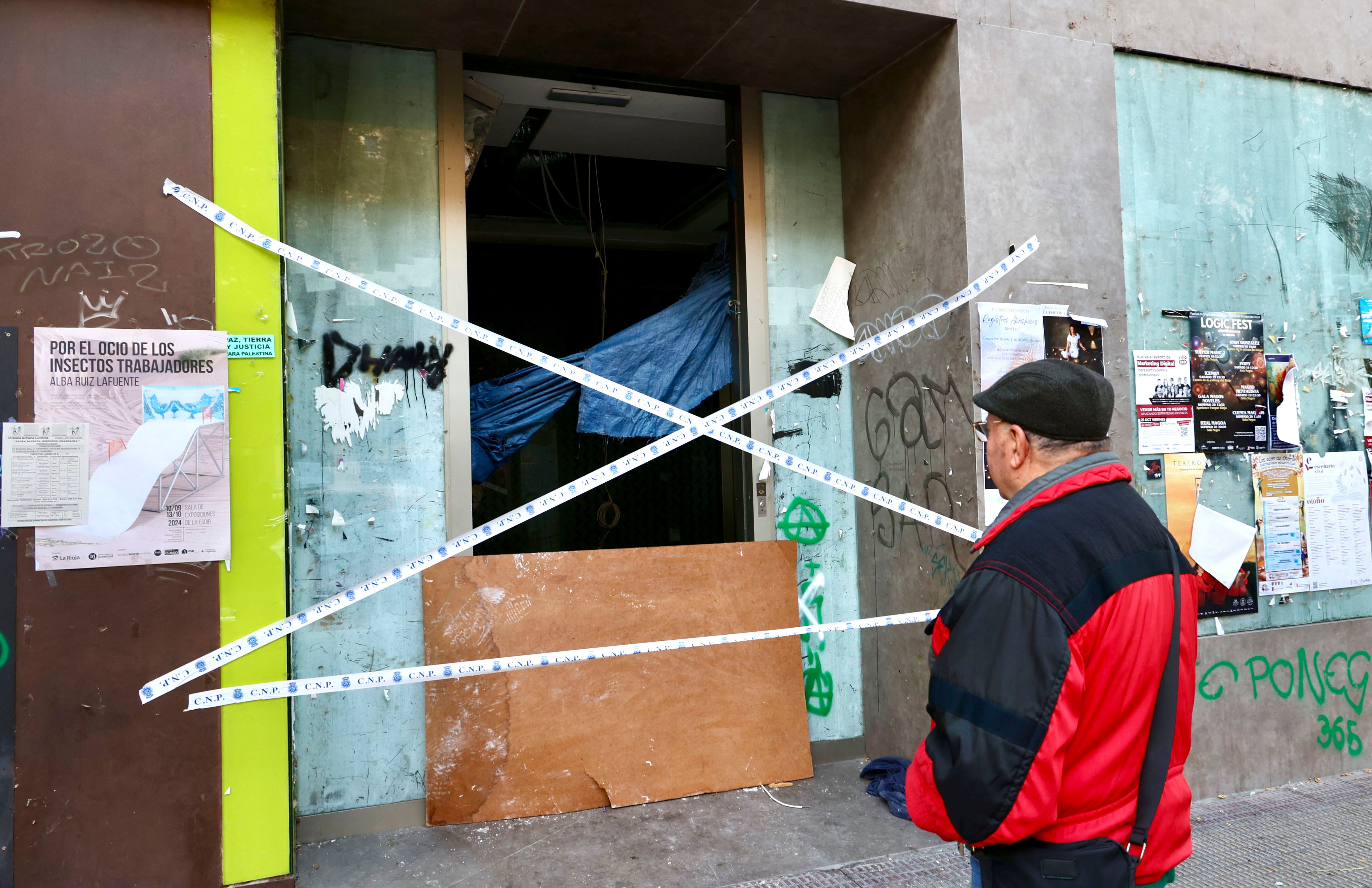 FOTODELDÍA  LOGROÑO, 18/10/2024.- Un peatón se detiene enfrente del cajero donde dos personas que dormían en su interior han fallecido esta madrugada a causa de un incendio, según los datos iniciales facilitados a EFE por fuentes cercanas a la investigación. EFE/ Raquel Manzanares
