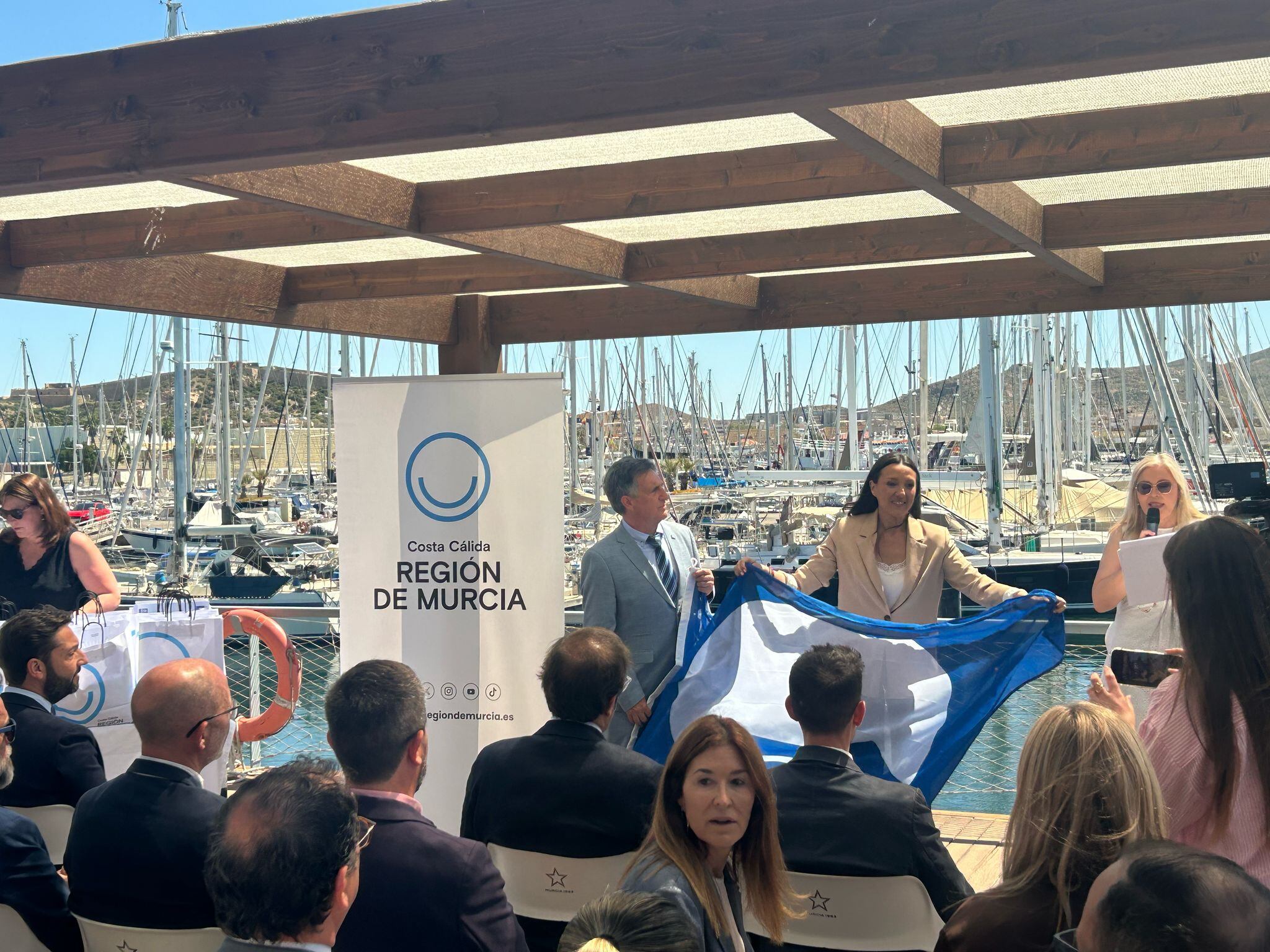 Carmen Conesa y José Palacios entregan las banderas azules