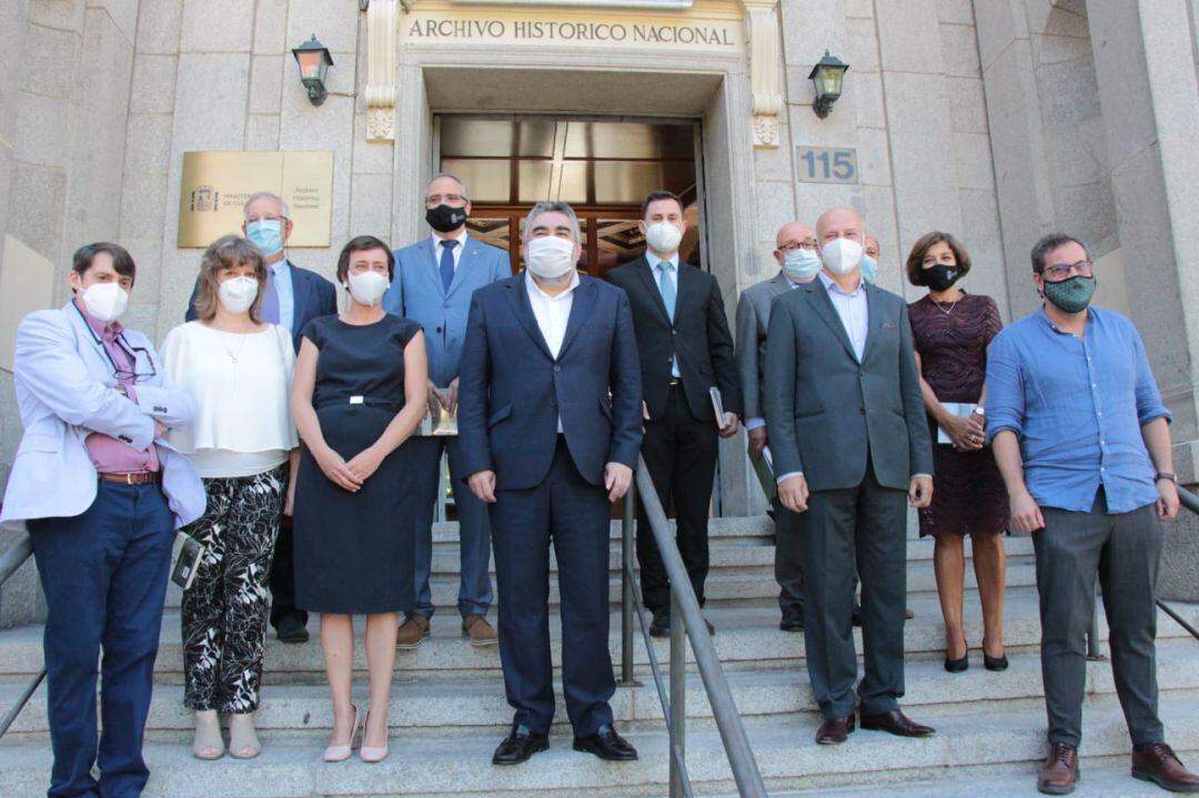 Foto de familia de la inauguración de la exposición sobre Gil y Carrasco en el Archivo Histórico Nacional