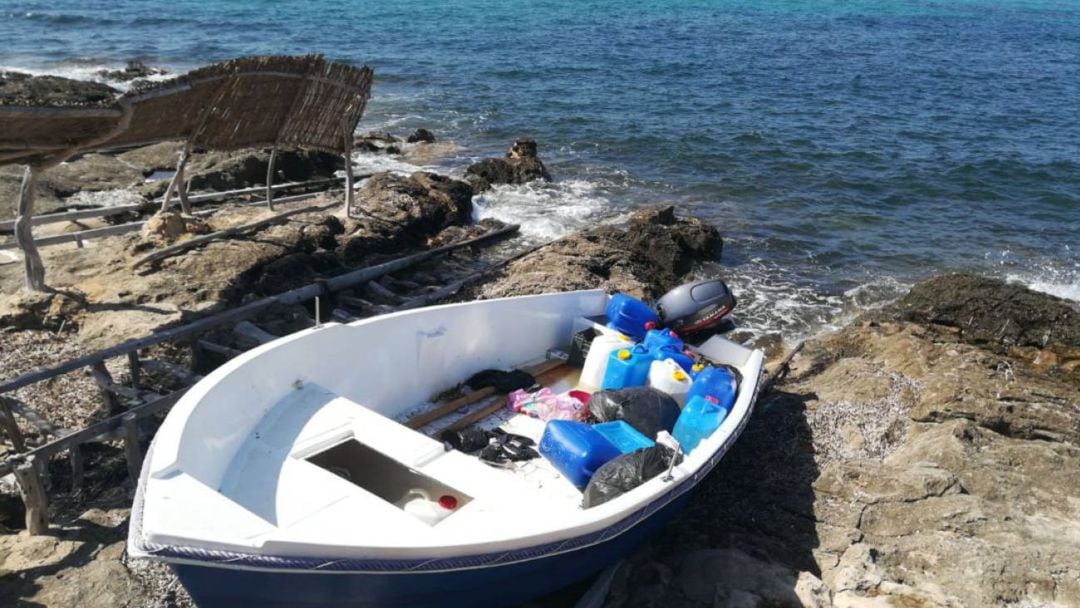 Imagen de archivo de una patera en Formentera