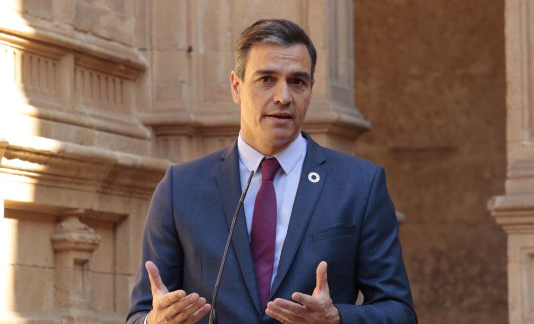 El presidente del Gobierno, Pedro Sánchez, comparece frente al Convento de San Esteban en la XXIV Conferencia de Presidentes.