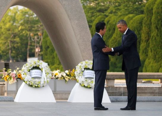 El presidente de EEUU Barack Obama estrecha la mano al primer ministro japonés Shinzo Abe.