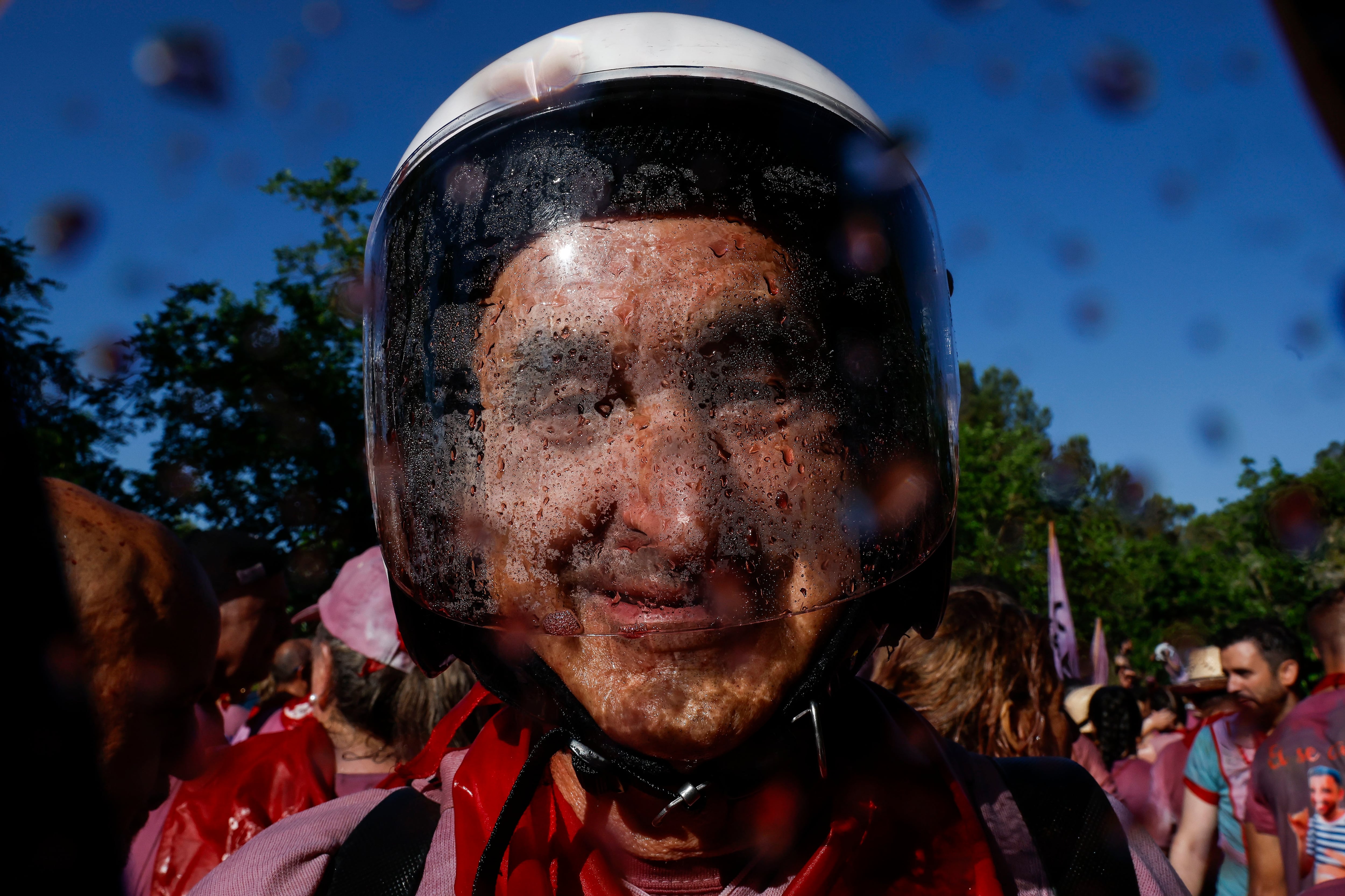 HARO (LA RIOJA), 29/06/2025.- Los Riscos de Bilibio acogen este domingo la tradicional Batalla del Vino de Haro (La Rioja), en la que se prevé que unos 10.000 participantes se arrojen unos 40.000 litros de vino con todo tipo de 'armas', como botas, cubos y pistolas de agua. EFE/ Villar López