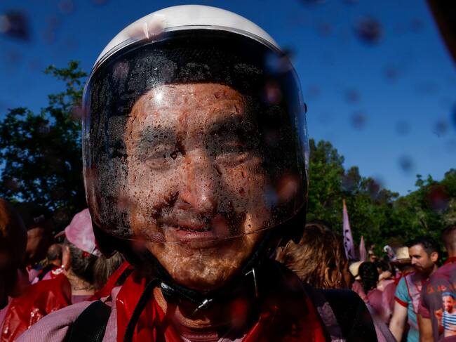HARO (LA RIOJA), 29/06/2025.- Los Riscos de Bilibio acogen este domingo la tradicional Batalla del Vino de Haro (La Rioja), en la que se prevé que unos 10.000 participantes se arrojen unos 40.000 litros de vino con todo tipo de 'armas', como botas, cubos y pistolas de agua. EFE/ Villar López