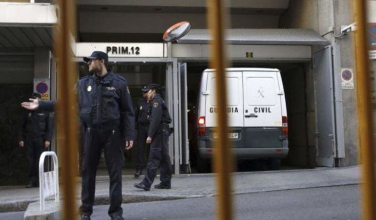 Un furgón de la Guardia Civil llegando a la Audiencia Nacional durante la Operación Emperador