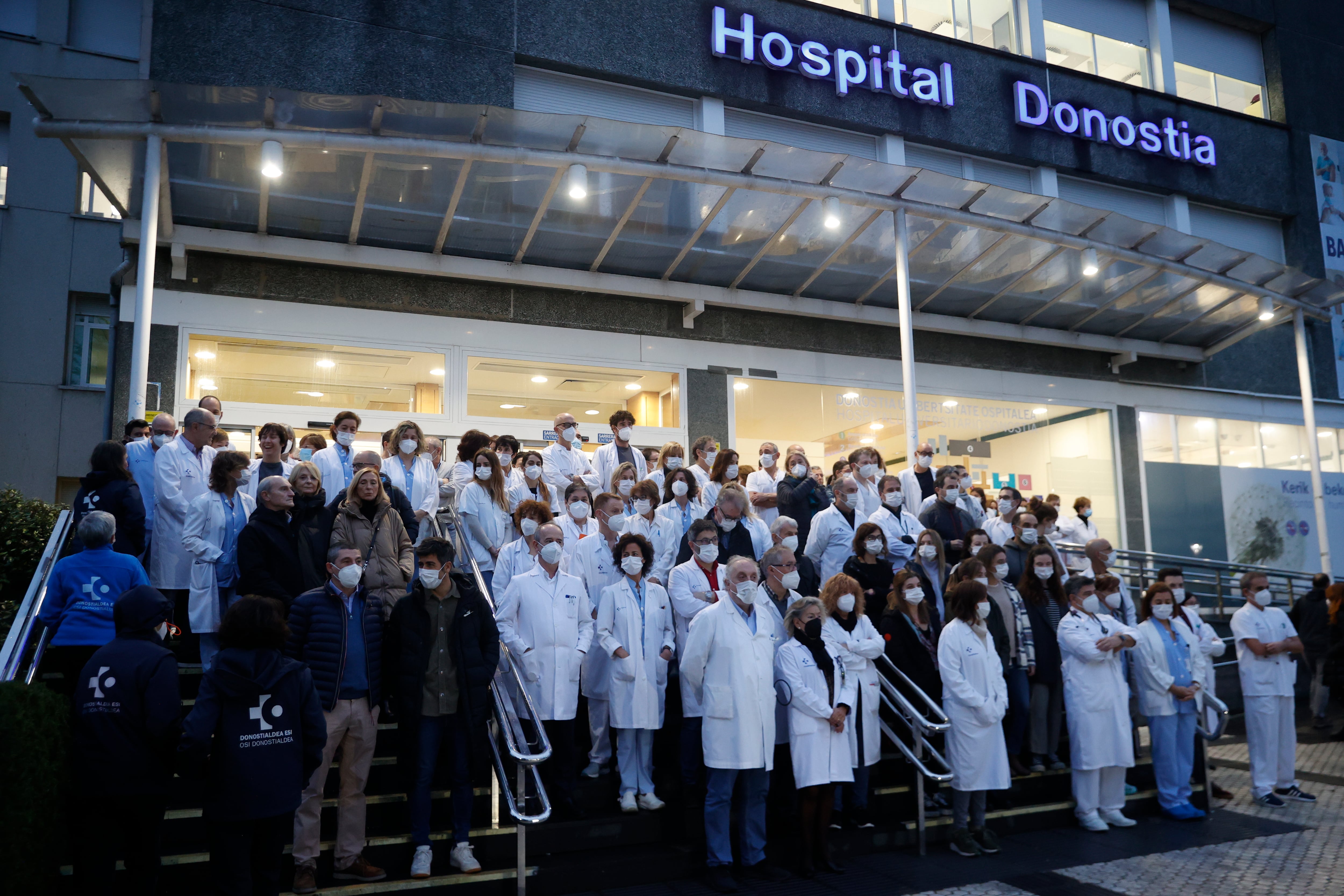 SAN SEBASTIÁN, 09/12/2022.- Jefes de servicio y médicos del Hospital Donostia se concentran en la escalinata de este centro para protestar por las destituciones de las principales gestoras de la OSI Donostialdea e invitan a secundar la convocatoria a los profesionales de los hospitales de Cruces, Álava, Basurto, Bidasoa, Debagoiena y Urolgaraia, Onkologikoa y Clínica Asunción de Tolosa . EFE/Javier Etxezarreta
