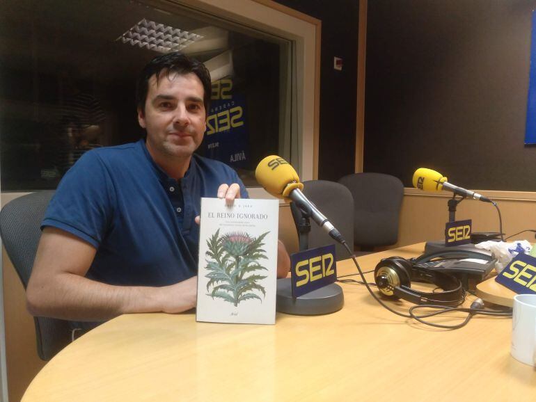 David González Jara con su libro