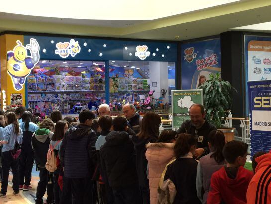 Los niños junto a los representantes de WWF