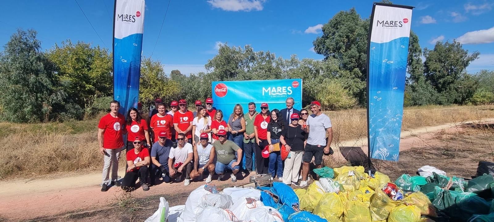 Voluntarios de Coca Cola recogiendo basura