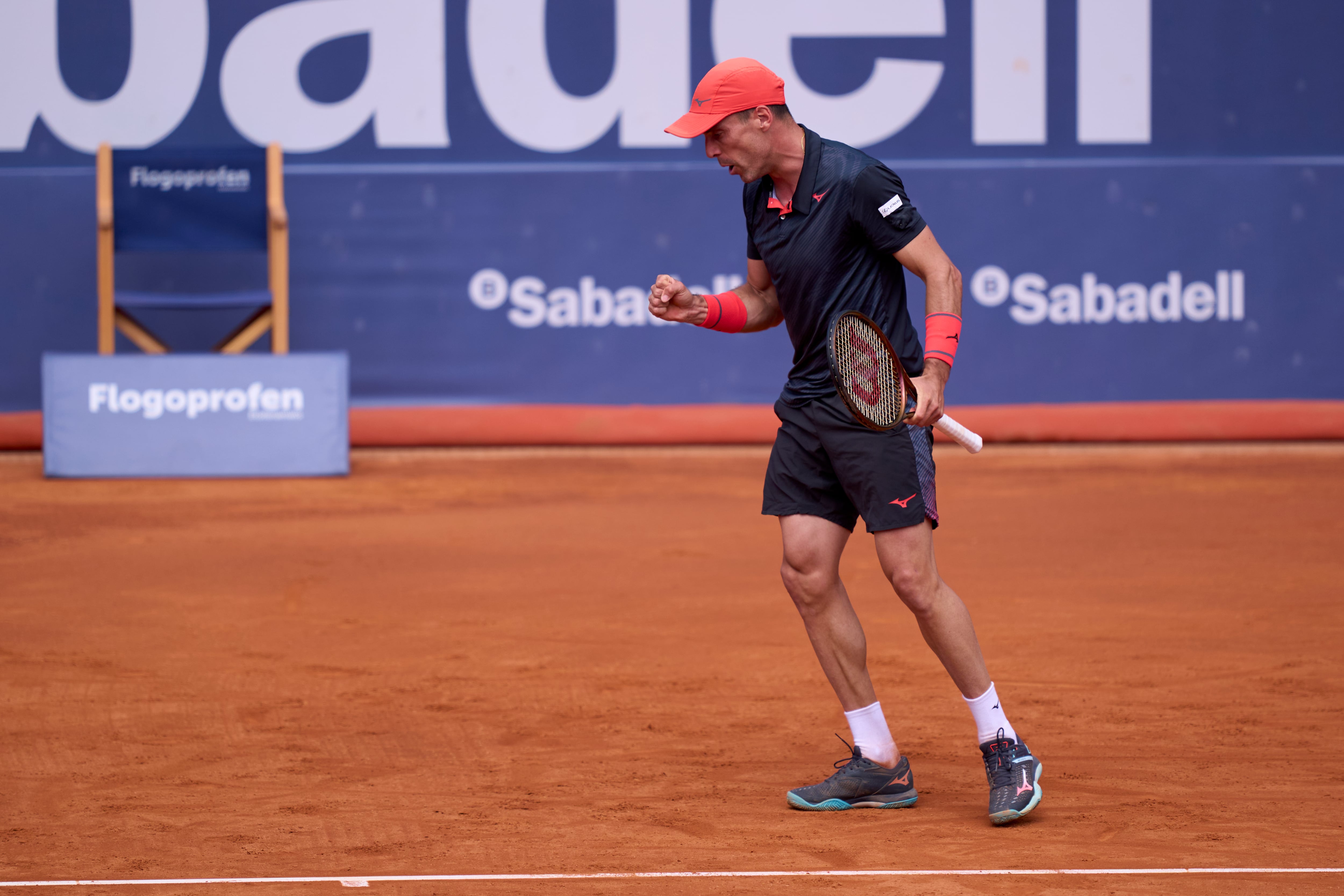 Roberto Bautista, durante una acción del juego en su partido de segunda ronda del Godó ante el italiano Vavassori