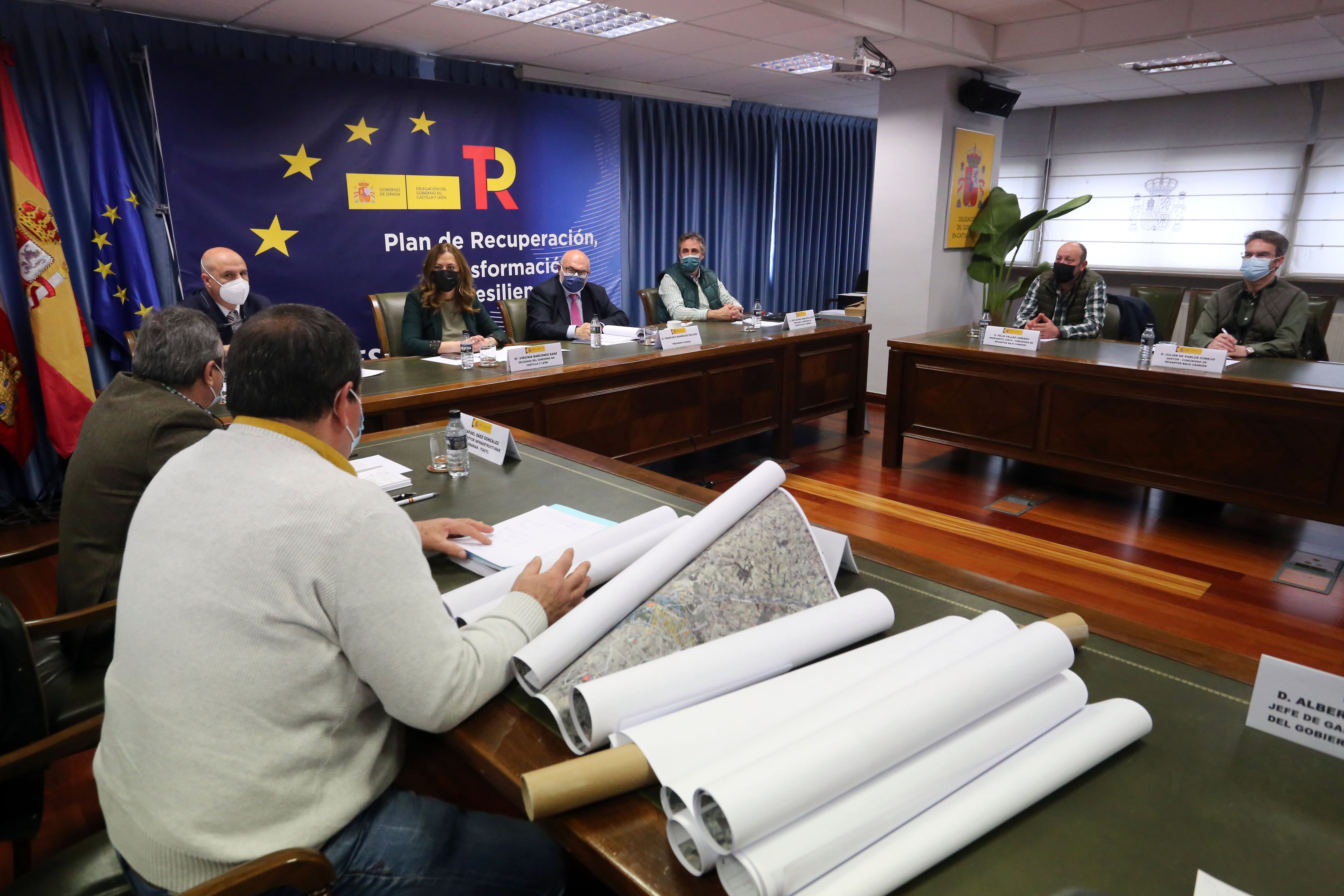 La delegada del Gobierno Virginia Barcones, y el presidente de Seiasa, Francisco Rodríguez, mantienen una reunión técnica con varias comunidades de regantes