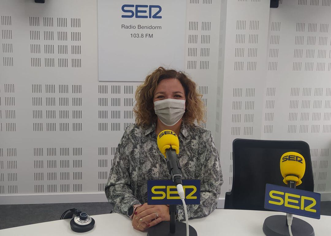 La portavoz del gobierno local y concejal de Urbanismo, Lourdes Caselles, en los estudios de Radio Benidorm