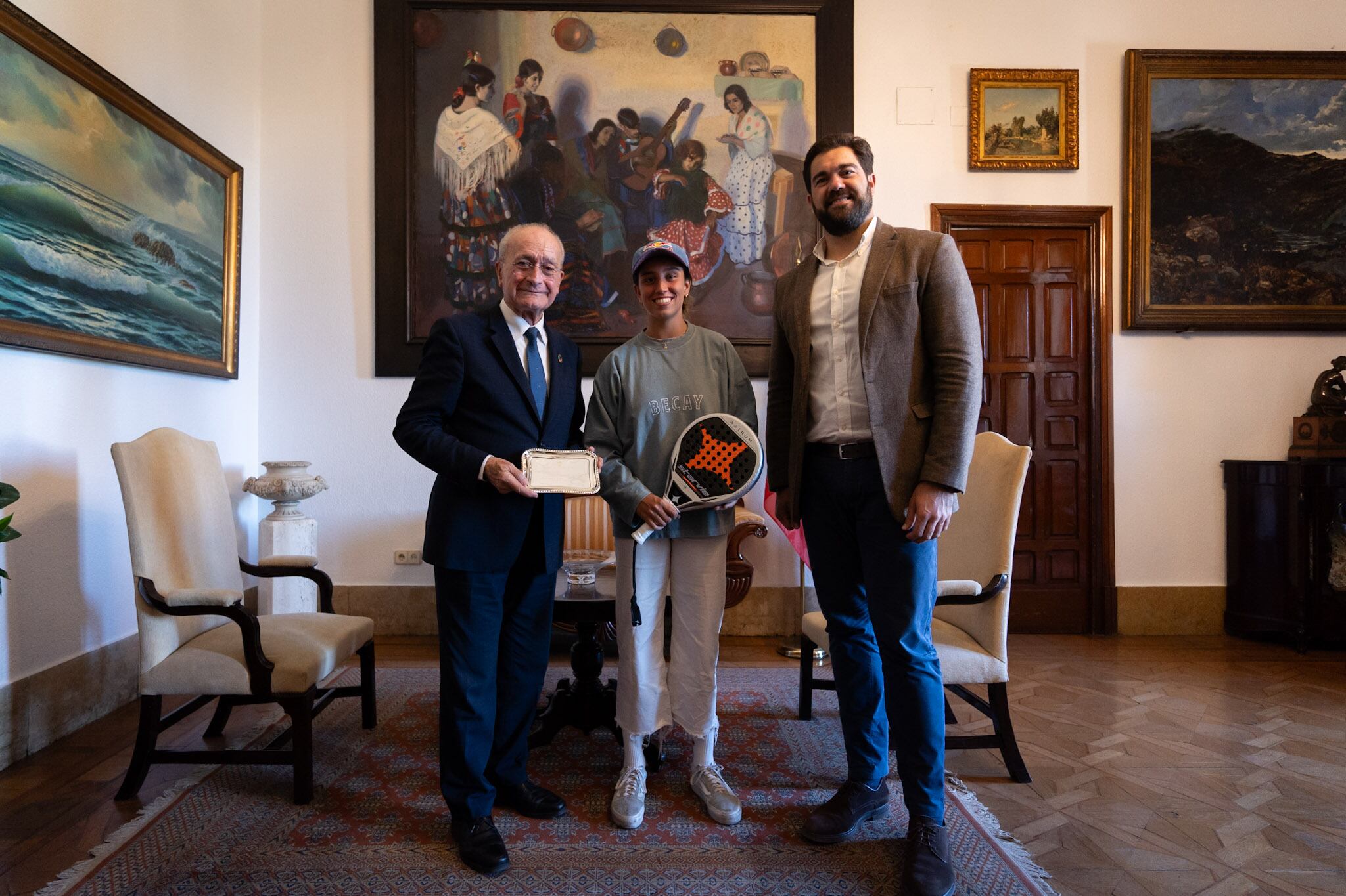 La jugadora malagueña de padel Bea González, con el Alcalde Francisco de la Torre y el concejal de deportes Borja Vivas