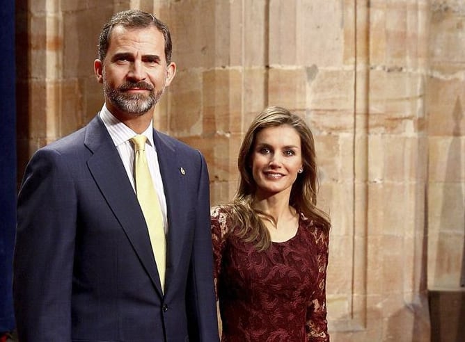 Don Felipe y doña Letizia poco antes de posar con los galardonados con los Premios Príncipe de Asturias para la tradicional &quot;foto de familia&quot;,