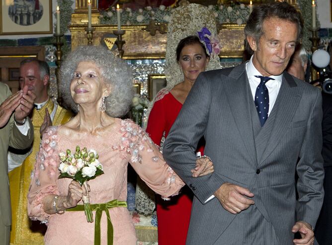 La duquesa de Alba, Cayetana Fitz-James Stuart, y Alfonso Díez Carabantes, tras contraer matrimonio poco antes de las 13:30 horas, en una ceremonia celebrada en la capilla del Palacio de las Dueñas.