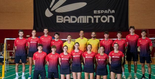 Raúl Bergua junto a deportistas y técnicos del CAR de Madrid