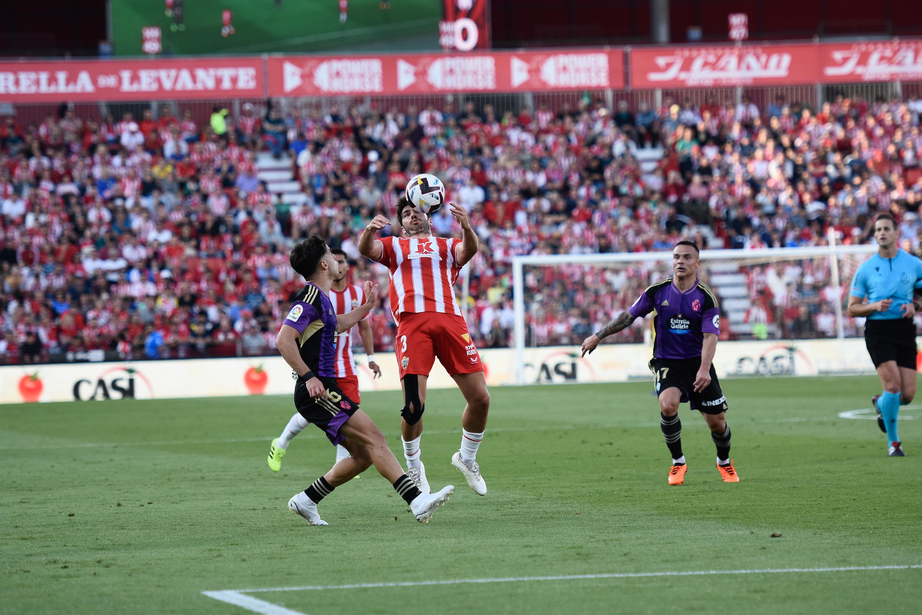 Gonzalo Melero intenta controlar la pelota en el Almería-Valladolid.