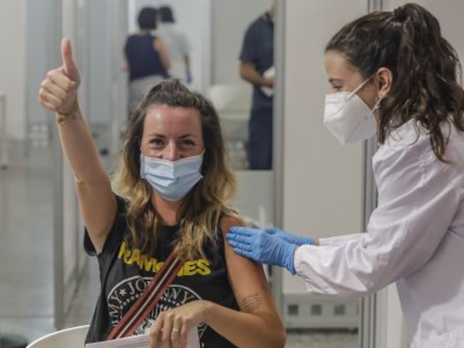 Mujer vacunándose contra la COVID-19.