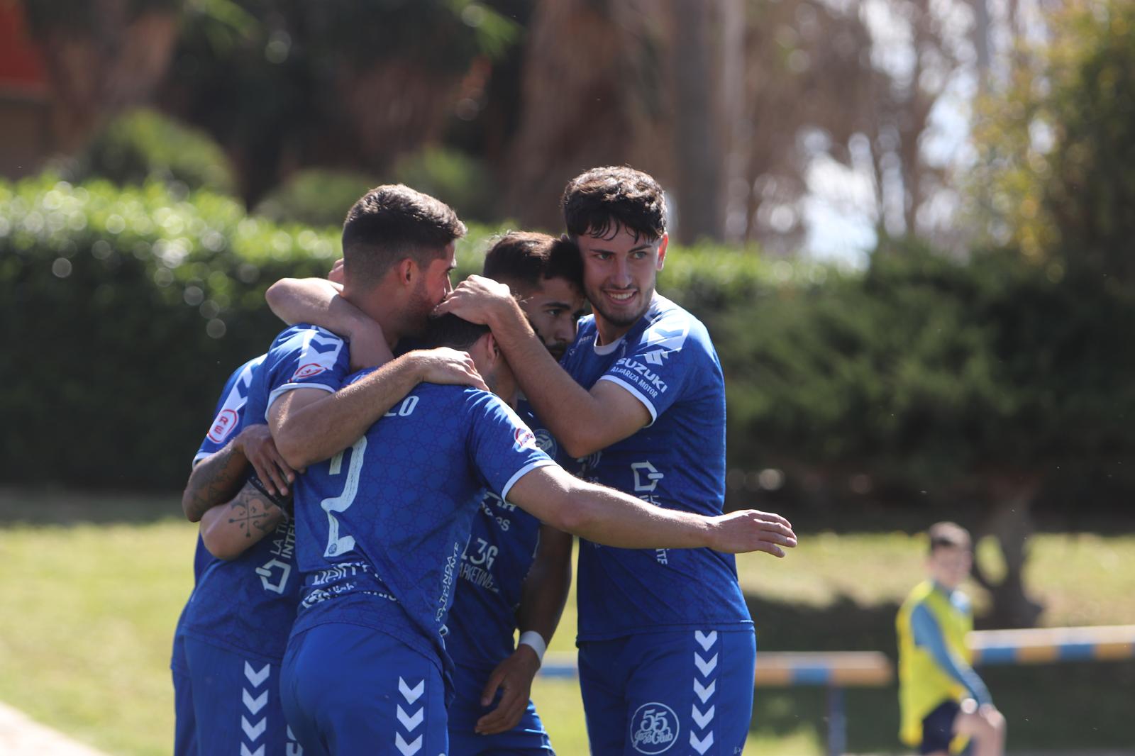 Abraham abrazado por sus compañeros del Xerez DFC