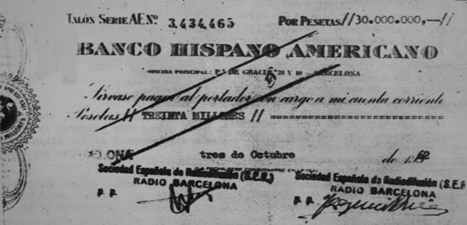 Imatge del taló de 30 milions de pessetes, la quantitat que Soler Serrano va aconseguir recaptar per als damnificats per les inundacions del Vallès.