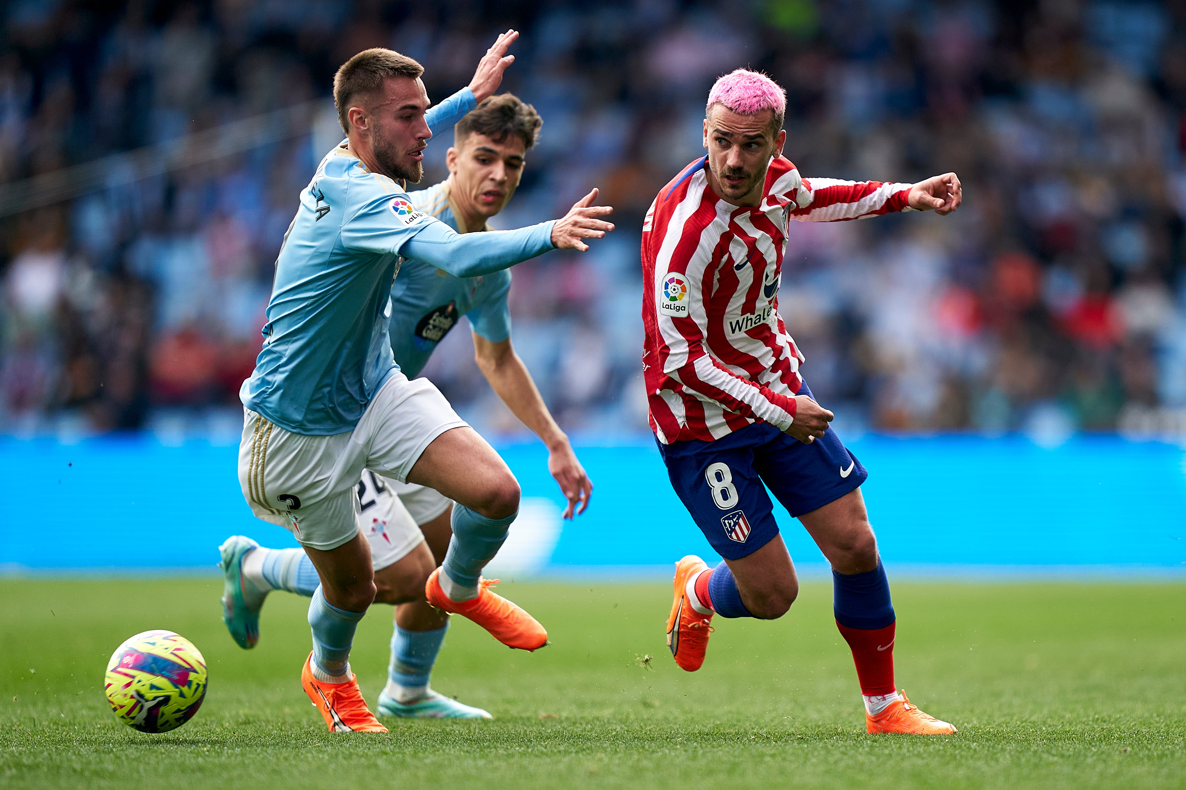 Mingueza y Griezmann pelean un balón en el Celta de Vigo - Atlético de Madrid