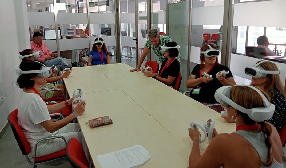 Un grupo de desempleados participa en el programa del SAE de búsqueda de empleo con gafas de realidad virtual