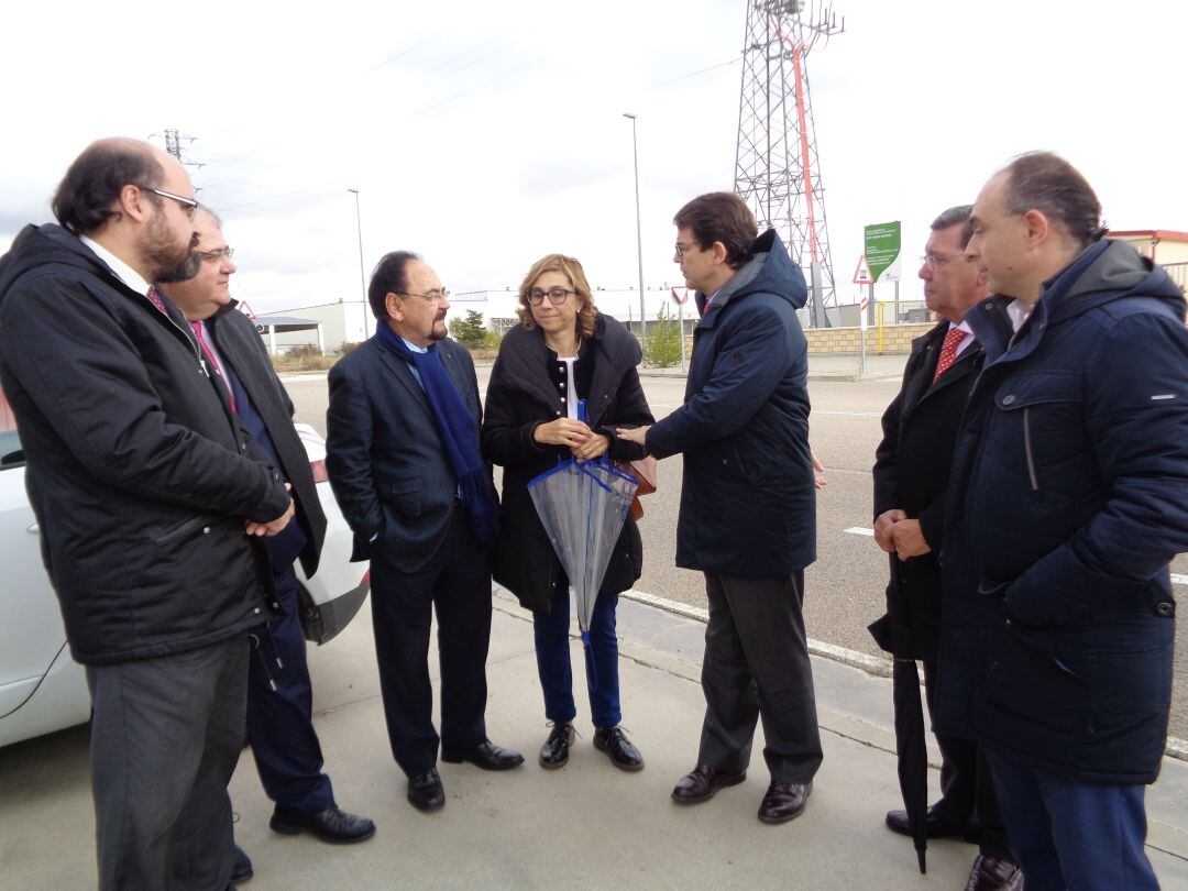 Alfonso Fernández Mañueco recaló en el polígono Prado Marina en su periplo de precampaña