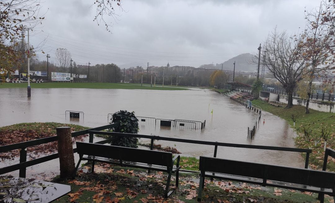 Campo de rugby de Landare anegado por el agua en Hernani