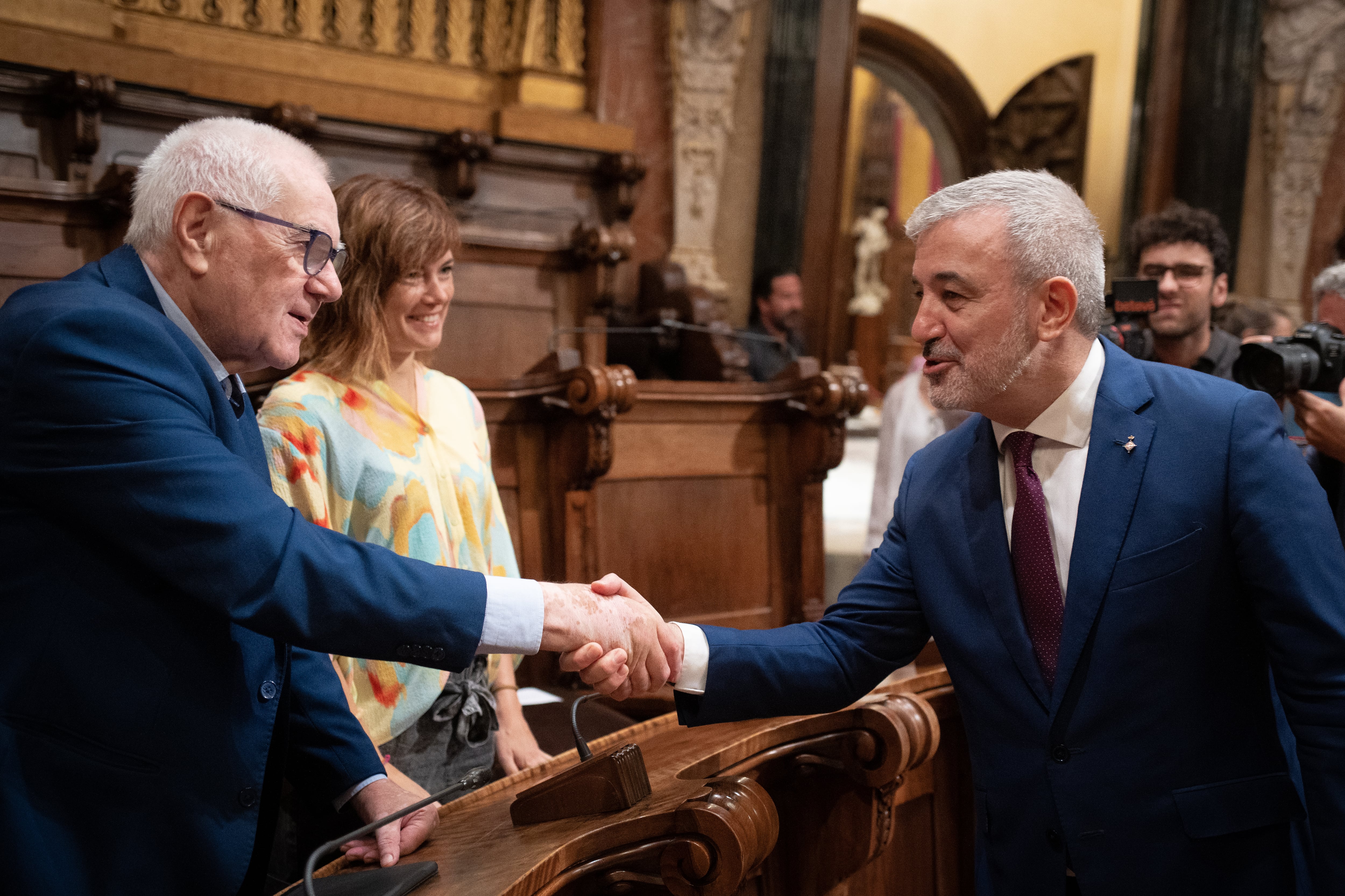 El candidato socialista, Jaume Collboni, saluda al candidato de ERC, Ernest Maragall