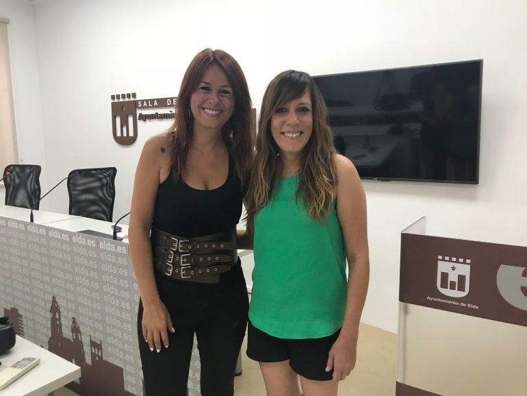 Olga Sanchiz, nueva monitora del taller de teatro municipal, junto a Laura Rizo, concejala de Juventud