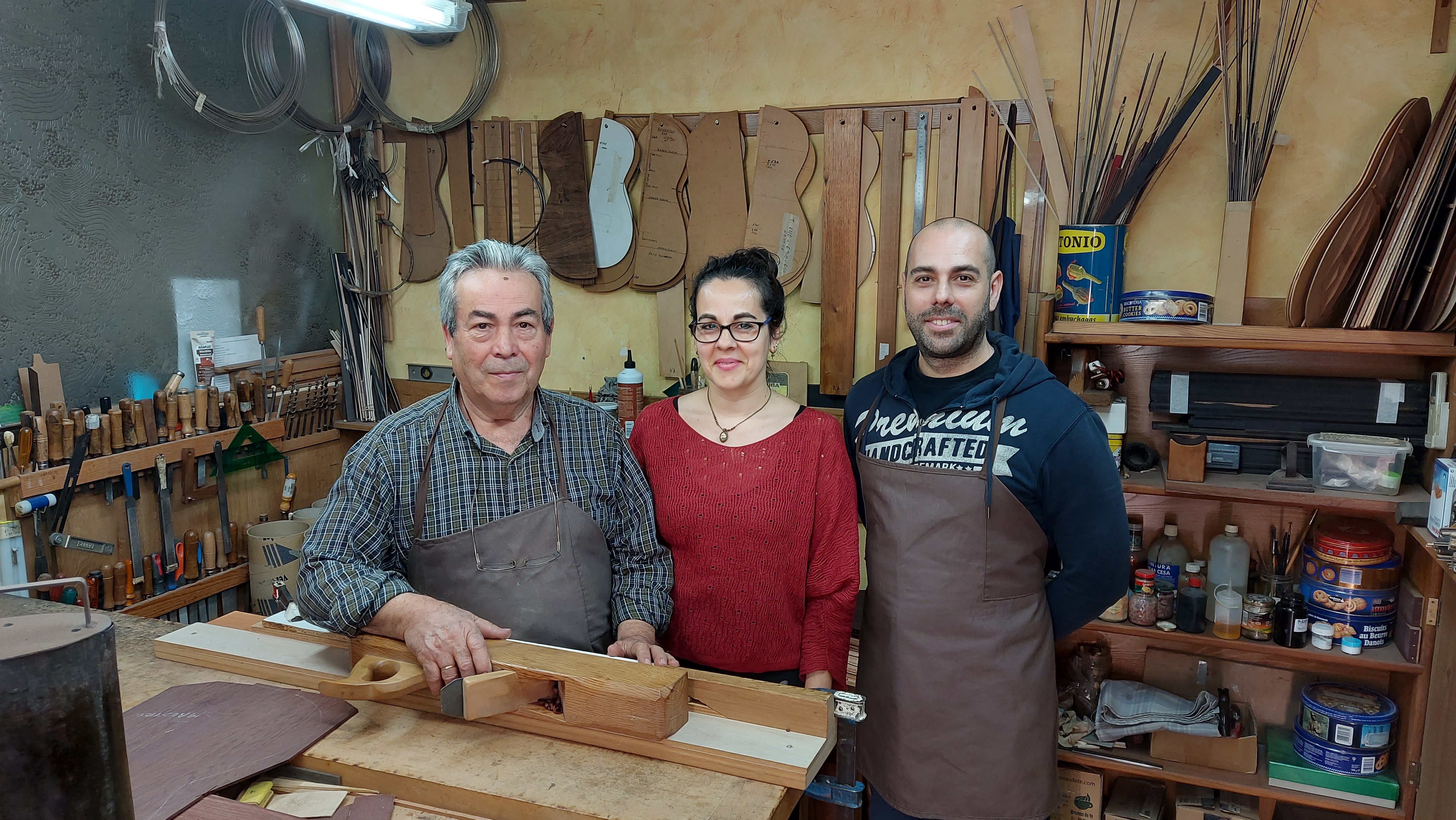 Teodoro Pérez con sus hijos Beatriz y Sergio en su taller de Leganés