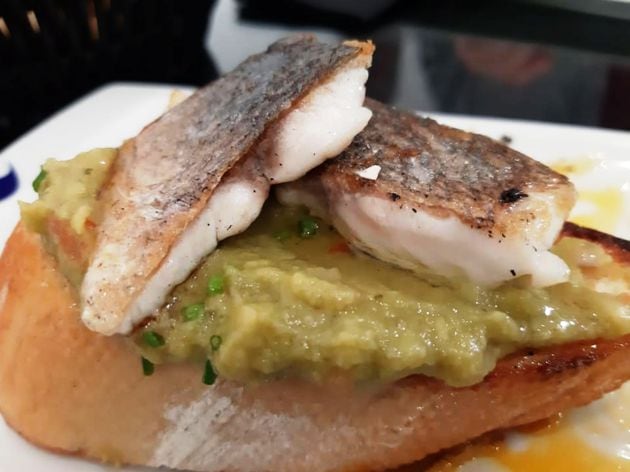 Tosta con dorada y guacamole