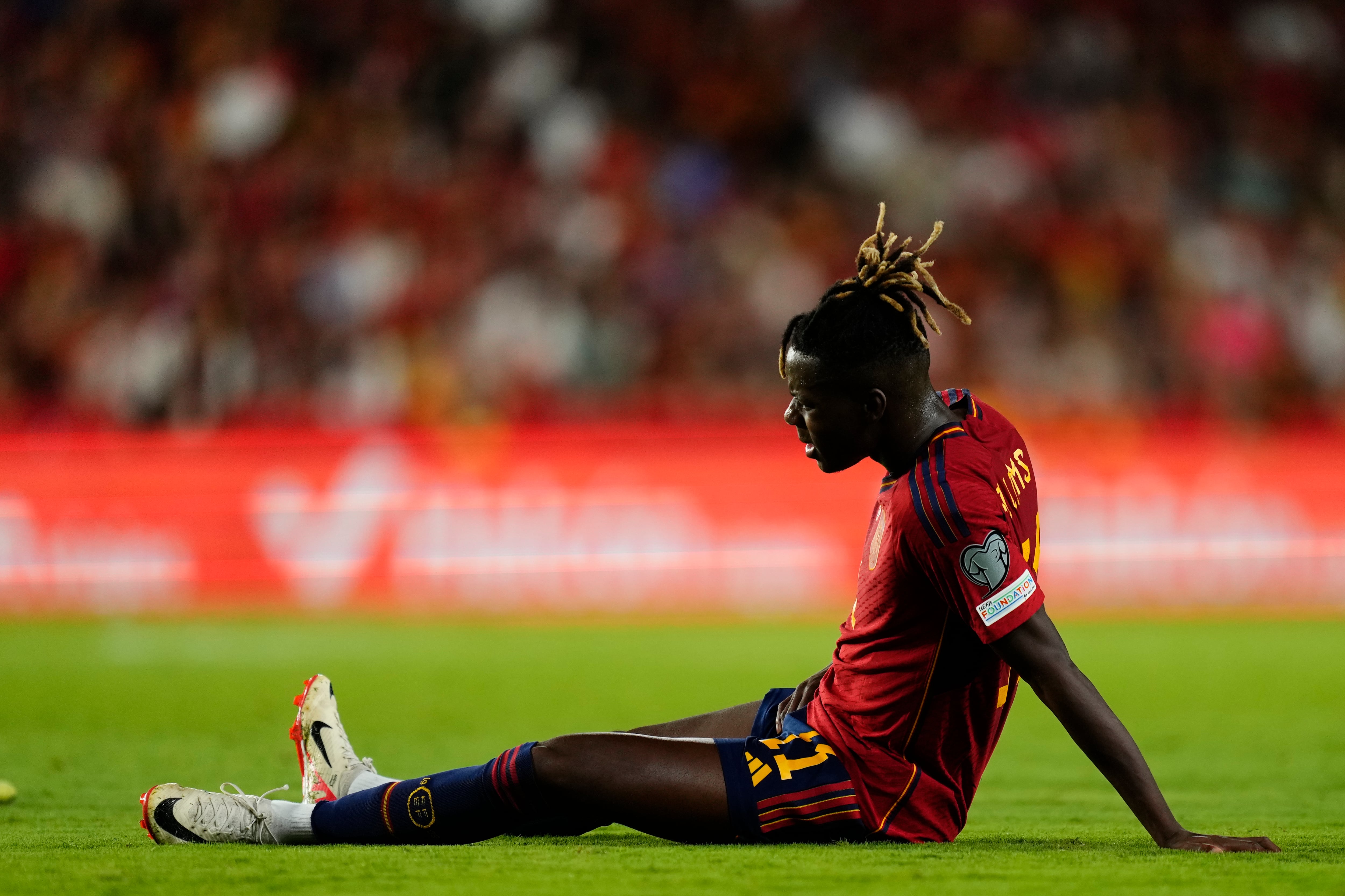 Nico Williams, lesionado durante el partido de Los Cármenes.  (Photo by Jose Breton/Pics Action/NurPhoto via Getty Images)