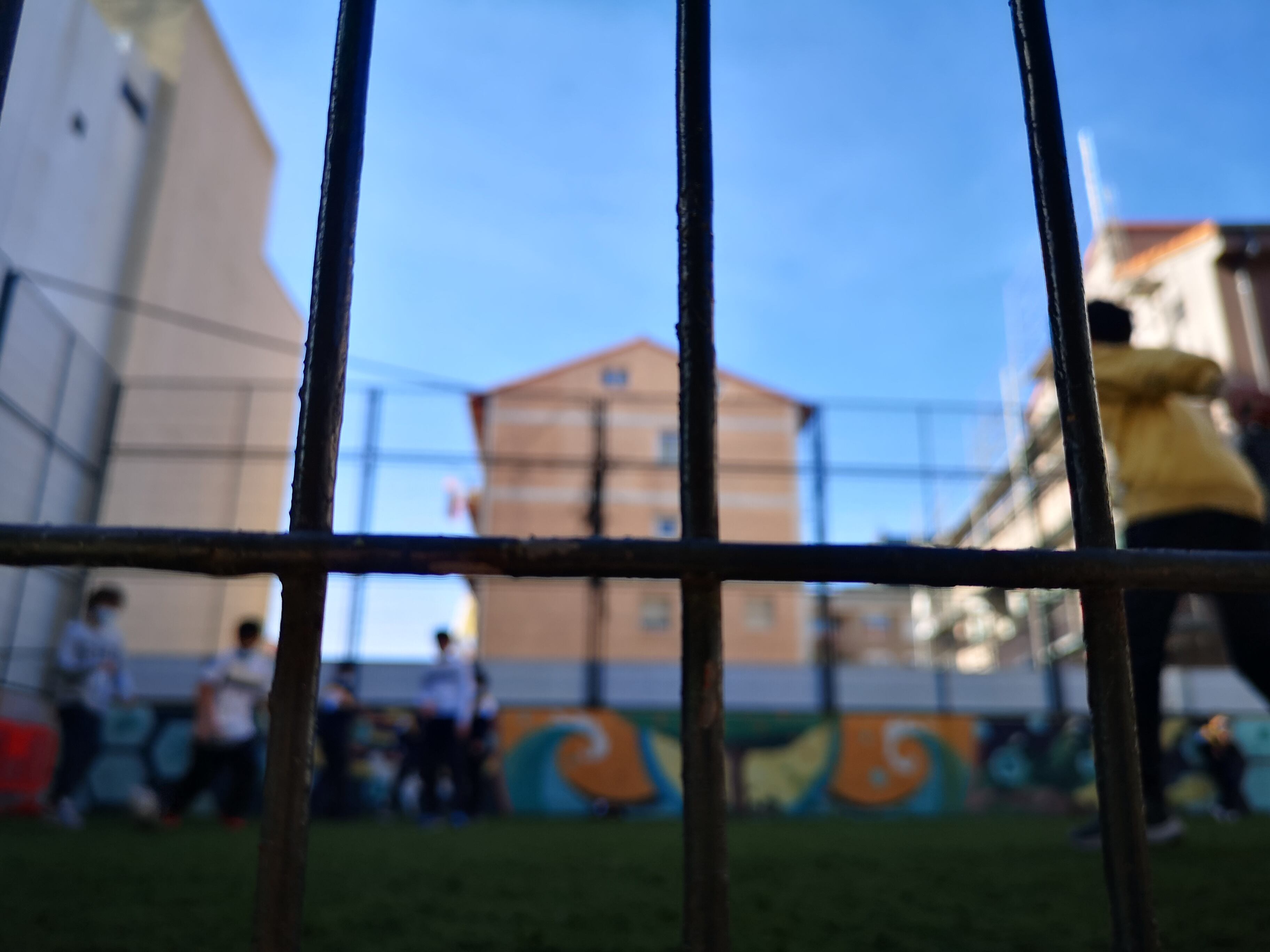 Niños jugando en el patio de un colegio en Cantabria.