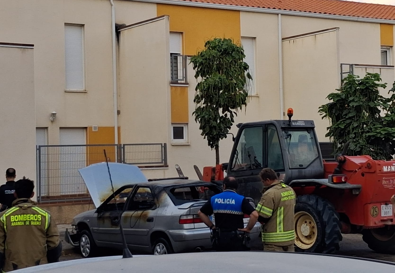 Arde un vehículo en la plaza Mateo Cerezo
