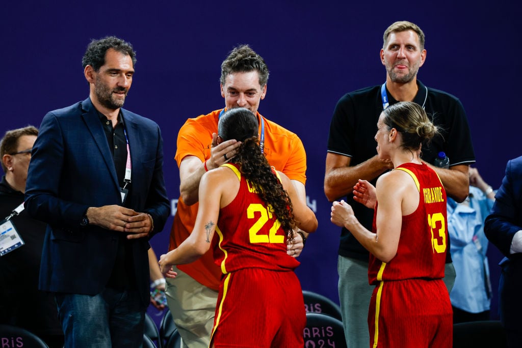 Pau Gasol y  Juana Camilion, durante la final del torneo de baloncesto 3x3 en París 2024.