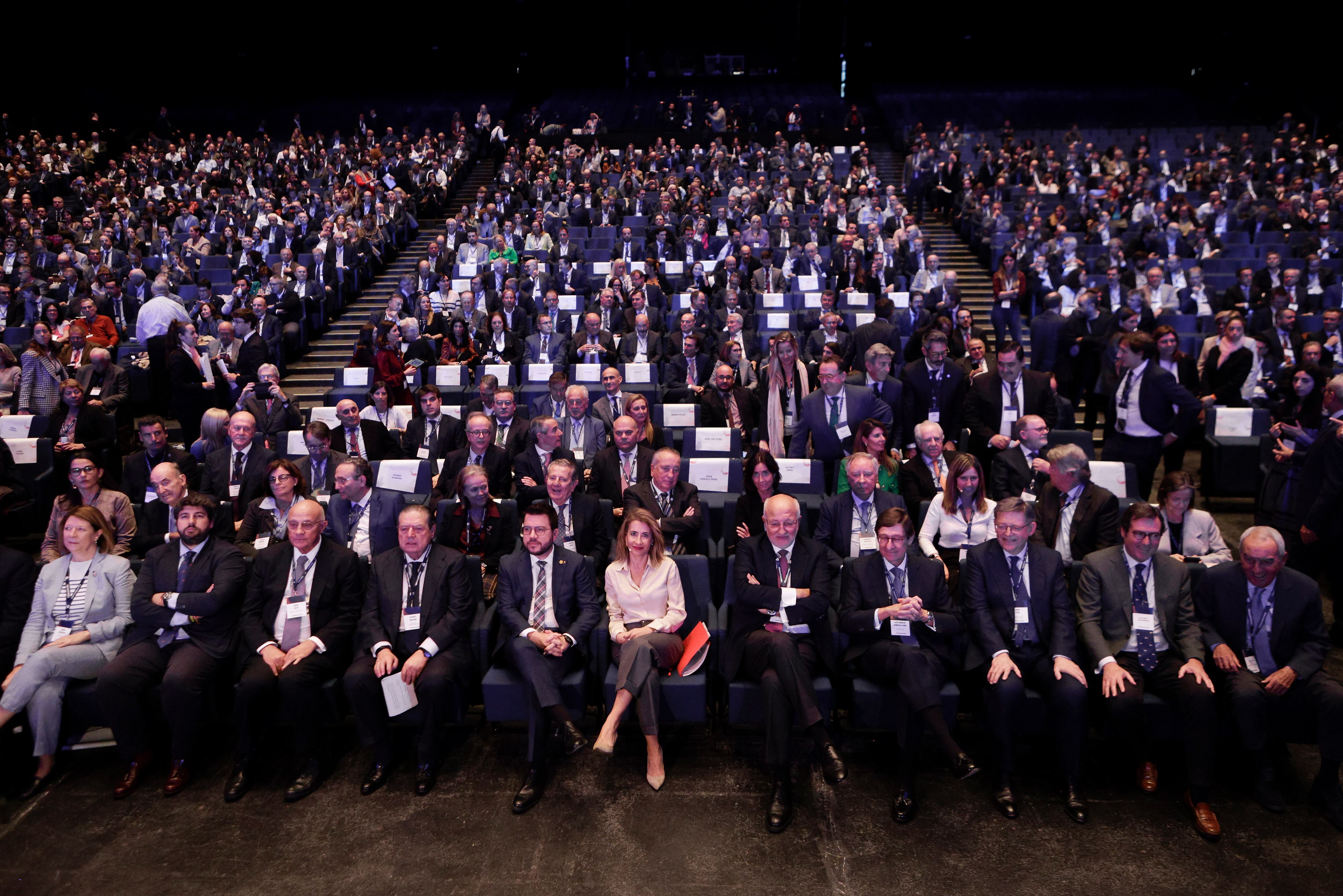 La capital catalana acogió este mediodía en Barcelona, un acto empresarial para reclamar la finalización de las obras del Corredor Mediterráneo en el que participó la ministra de Transportes, Movilidad y Agenda Urbana, Raquel Sánchez (c), los presidentes de Cataluña, Pere Aragonés (5i), la Comunidad Valenciana, Ximo Puig (3d) y de Murcia, Fernando López Miras (2i), así como también el presidente de la CEOE, Antonio Garamendi (2d), y el de Mercadona, Juan Roig (5d), entre otros asistentes.