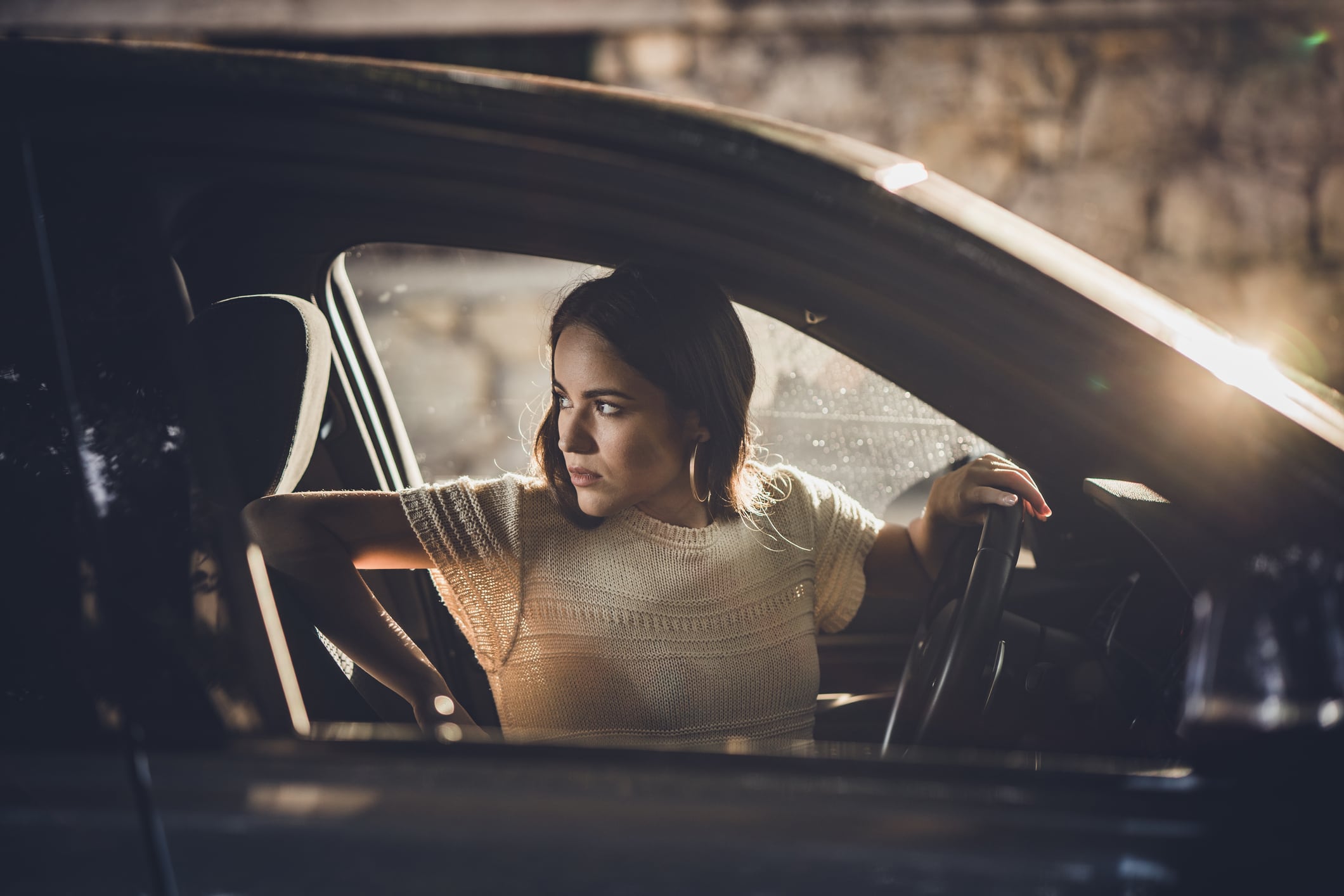 Una mujer aparcando el vehículo.