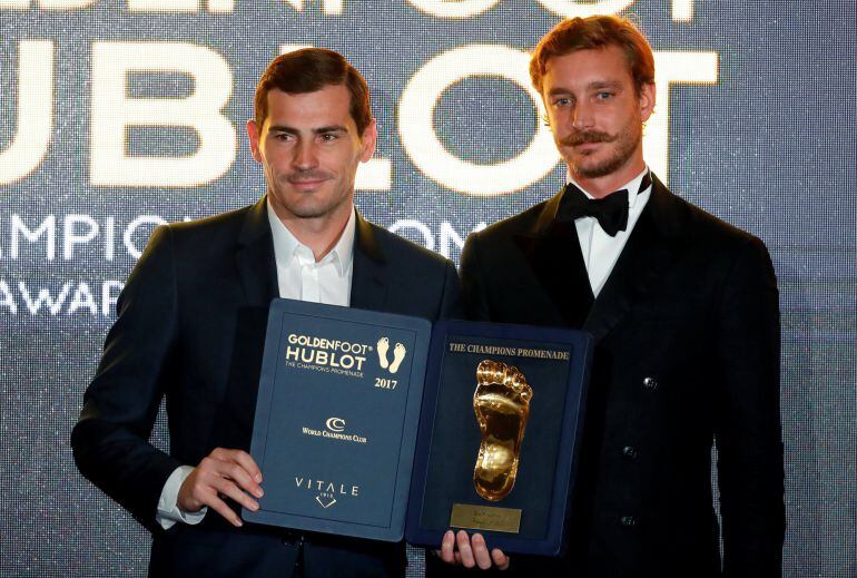 Iker Casillas recoge el Golden Foot de la mano de Pierre Casiraghi