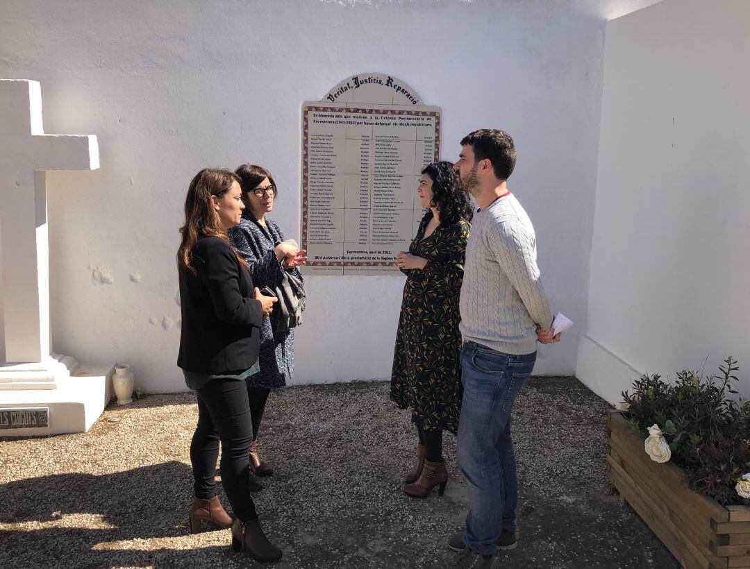 Un momento durante la visita al cementerio